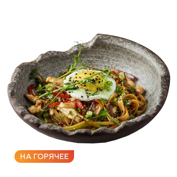 Изображение Удон с цыпленком, овощами и глазуньей