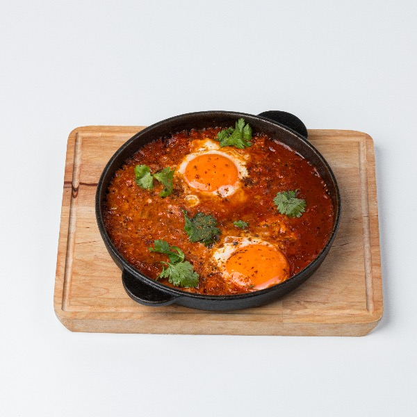 Шакшука из печи с соусом из зеленой аджики